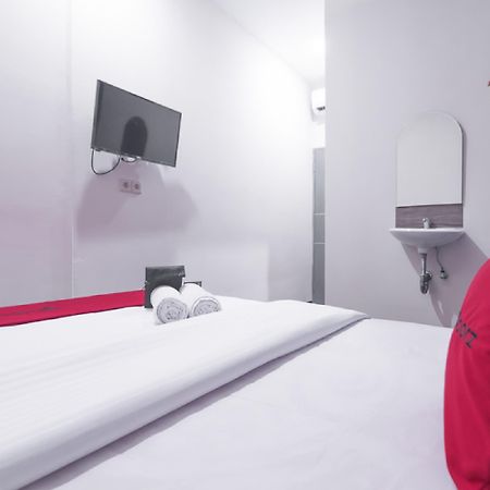 Отель Reddoorz Near Itc Mangga Dua Джакарта Экстерьер фото