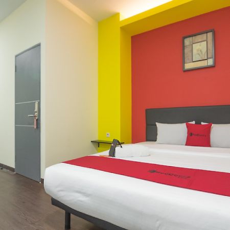 Отель Reddoorz Near Itc Mangga Dua Джакарта Экстерьер фото