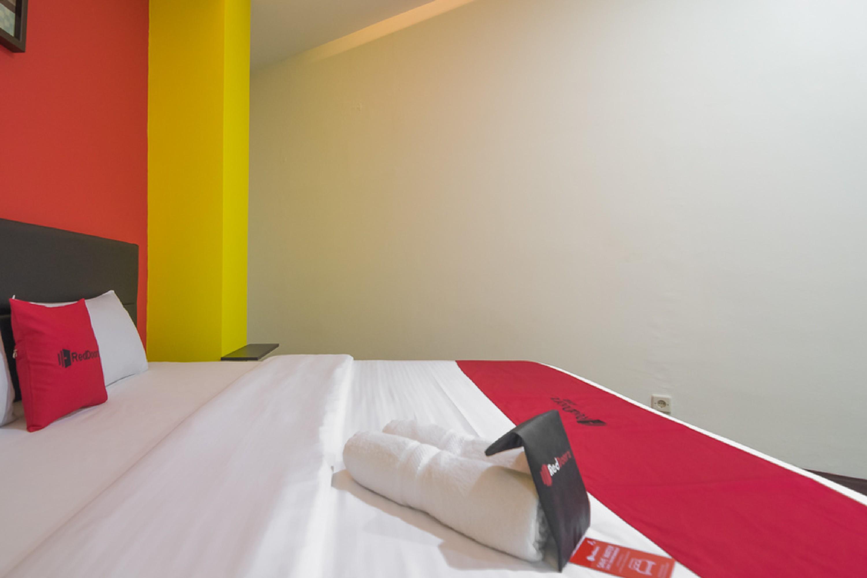 Отель Reddoorz Near Itc Mangga Dua Джакарта Экстерьер фото