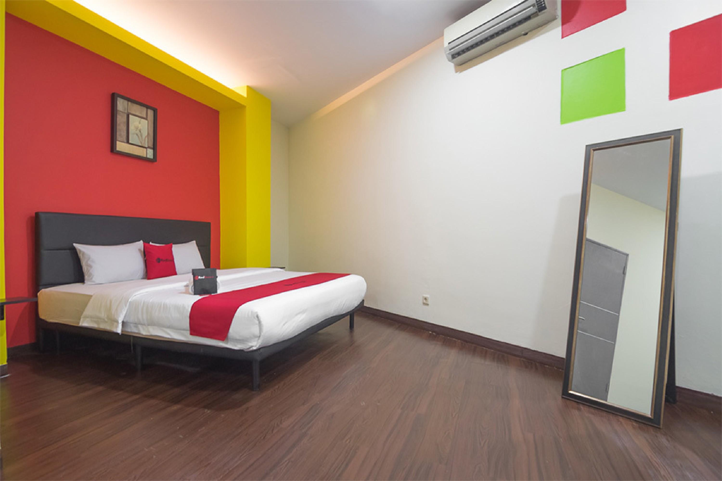 Отель Reddoorz Near Itc Mangga Dua Джакарта Экстерьер фото