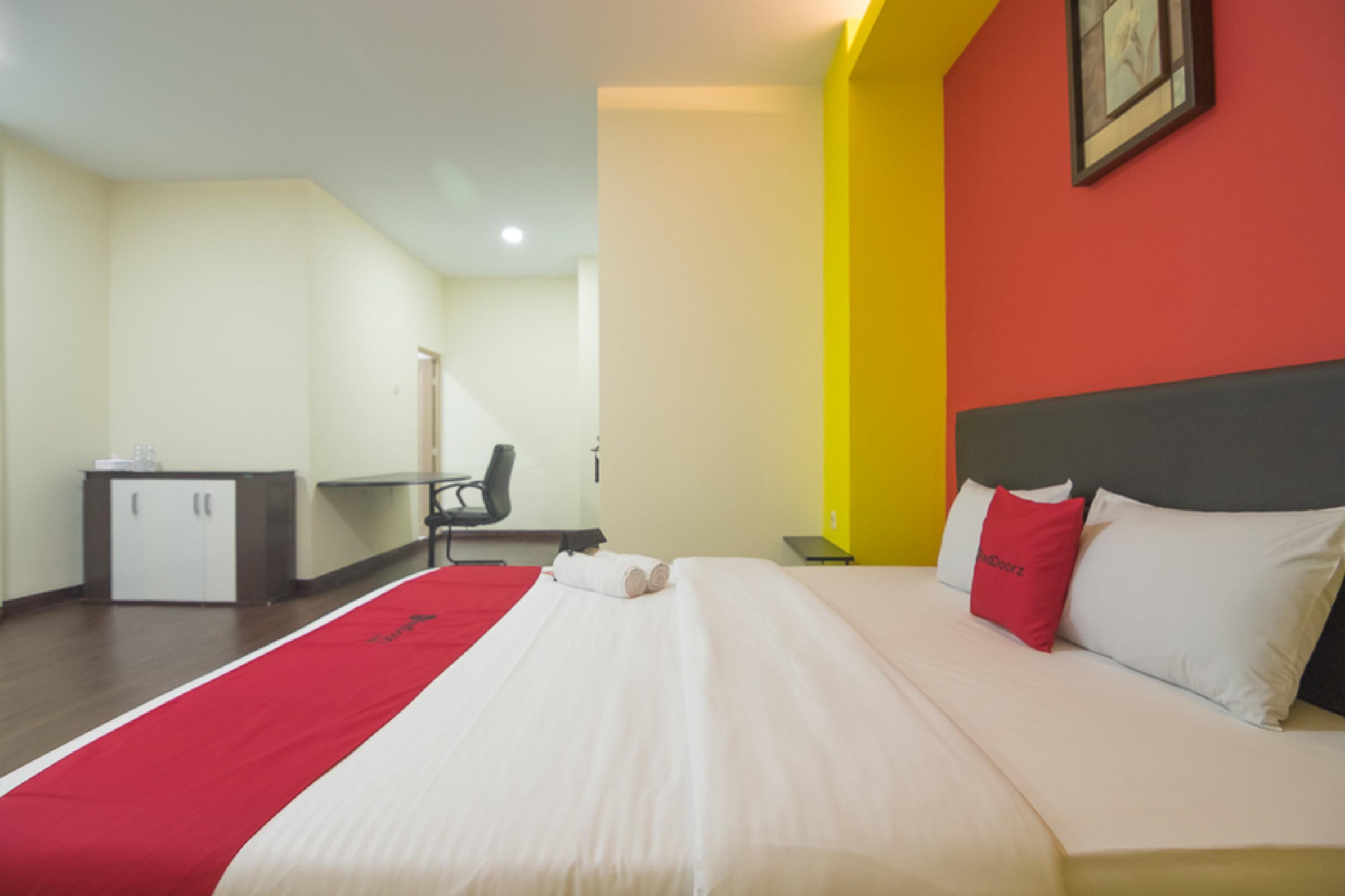 Отель Reddoorz Near Itc Mangga Dua Джакарта Экстерьер фото