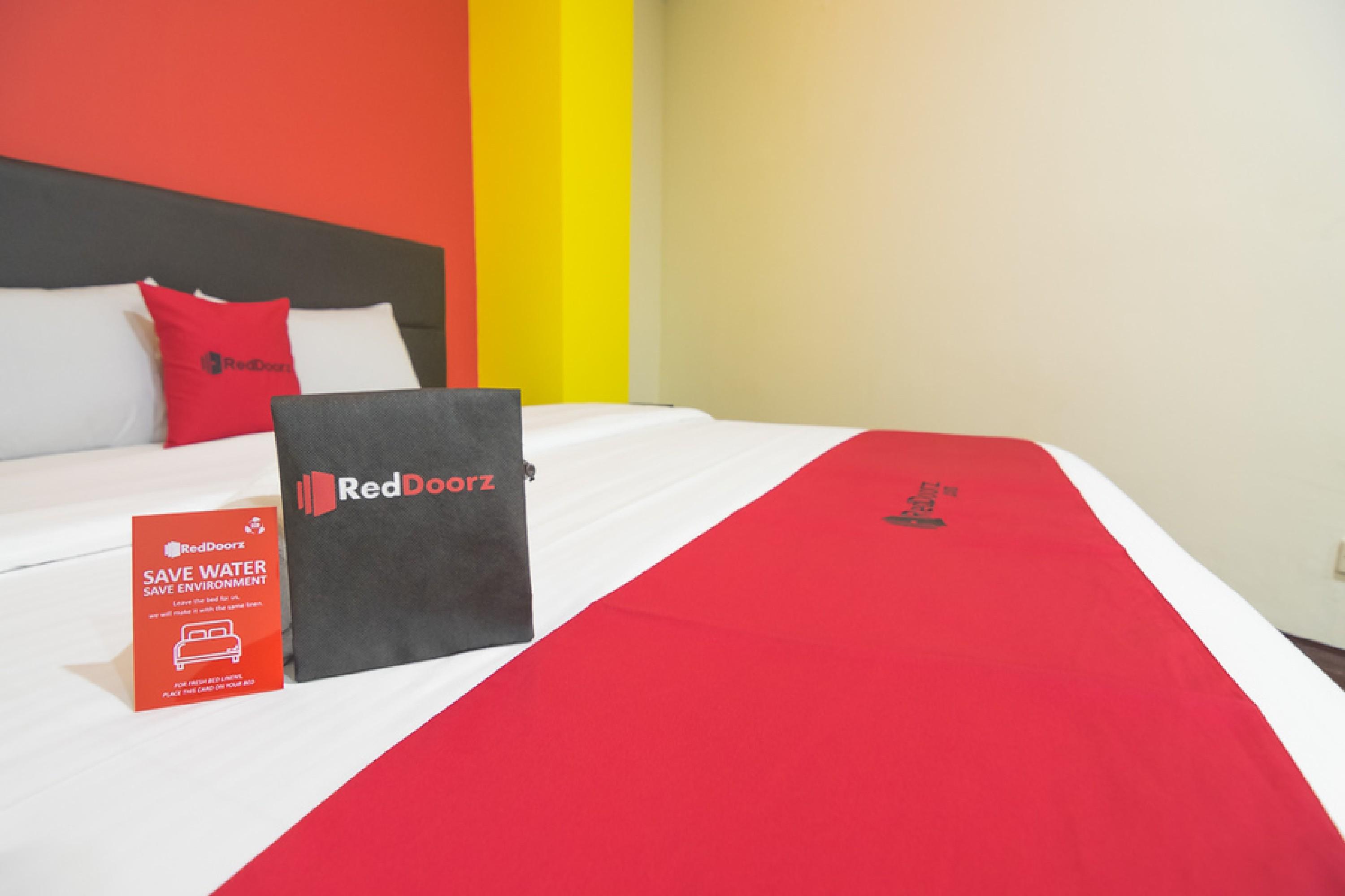 Отель Reddoorz Near Itc Mangga Dua Джакарта Экстерьер фото