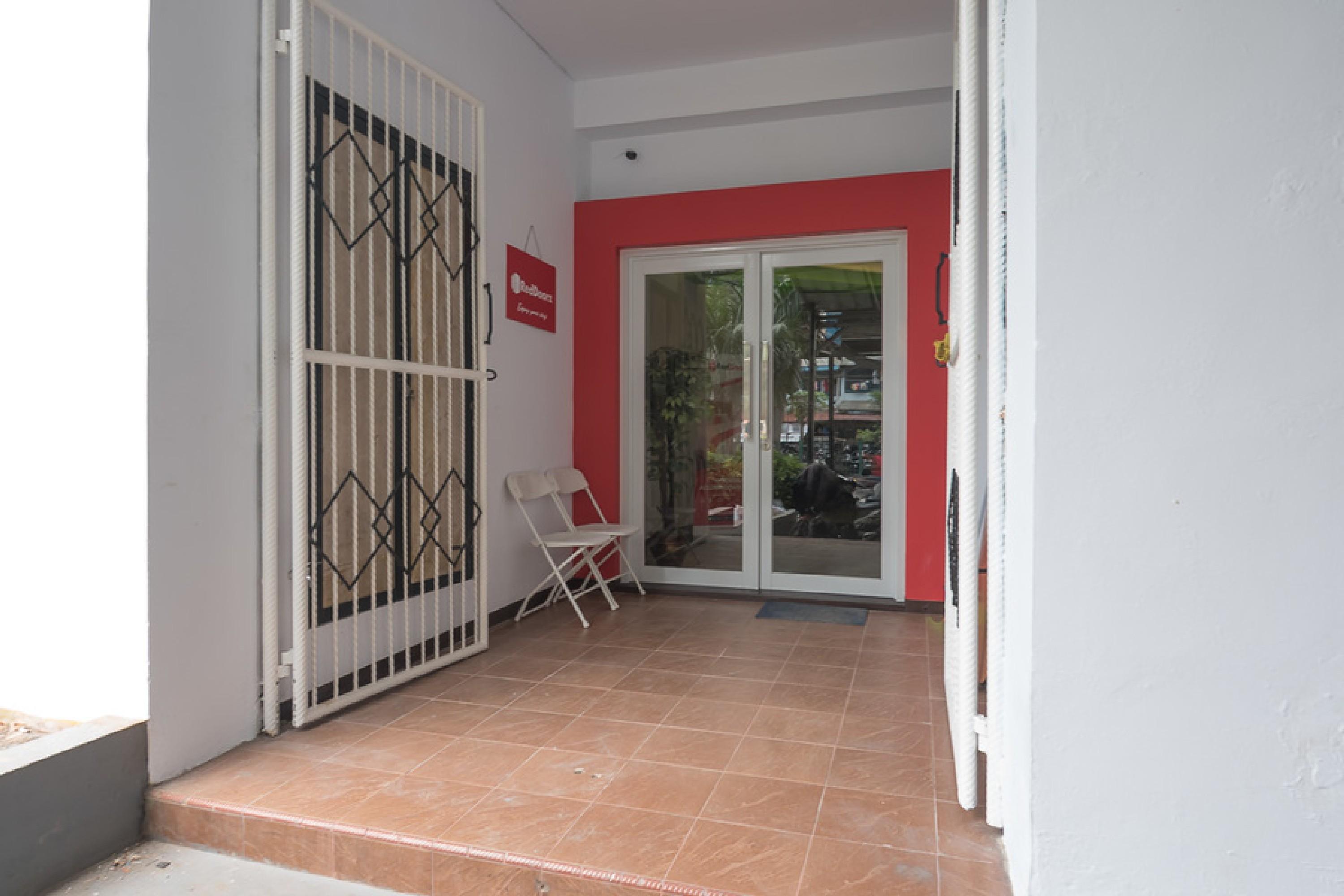 Отель Reddoorz Near Itc Mangga Dua Джакарта Экстерьер фото