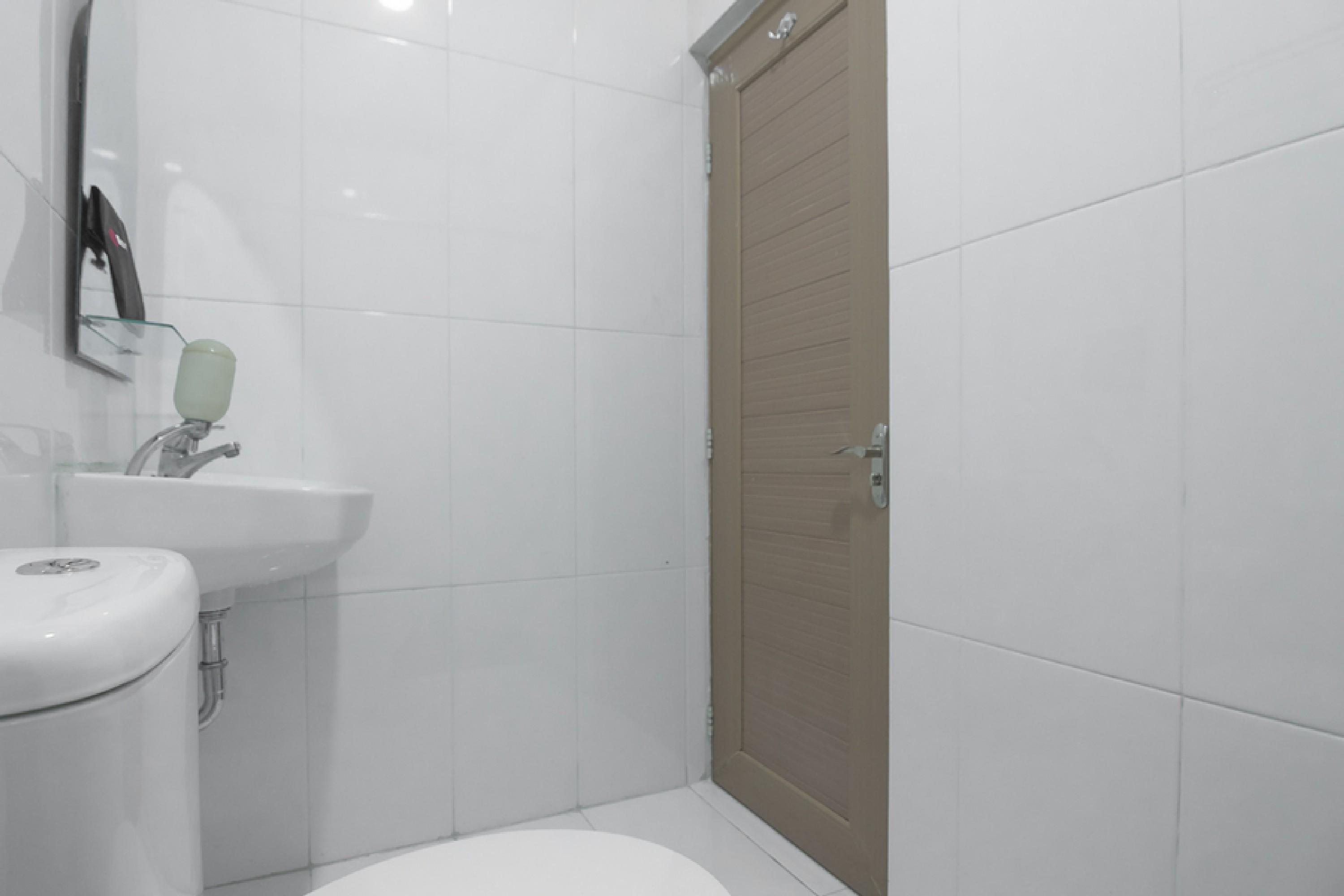 Отель Reddoorz Near Itc Mangga Dua Джакарта Экстерьер фото