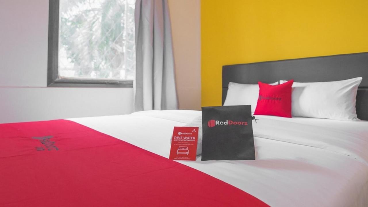 Отель Reddoorz Near Itc Mangga Dua Джакарта Экстерьер фото