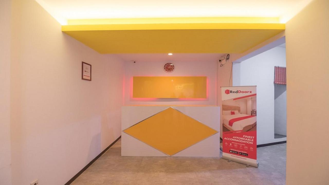 Отель Reddoorz Near Itc Mangga Dua Джакарта Экстерьер фото