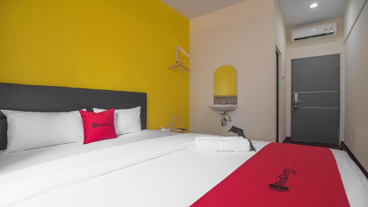 Отель Reddoorz Near Itc Mangga Dua Джакарта Экстерьер фото