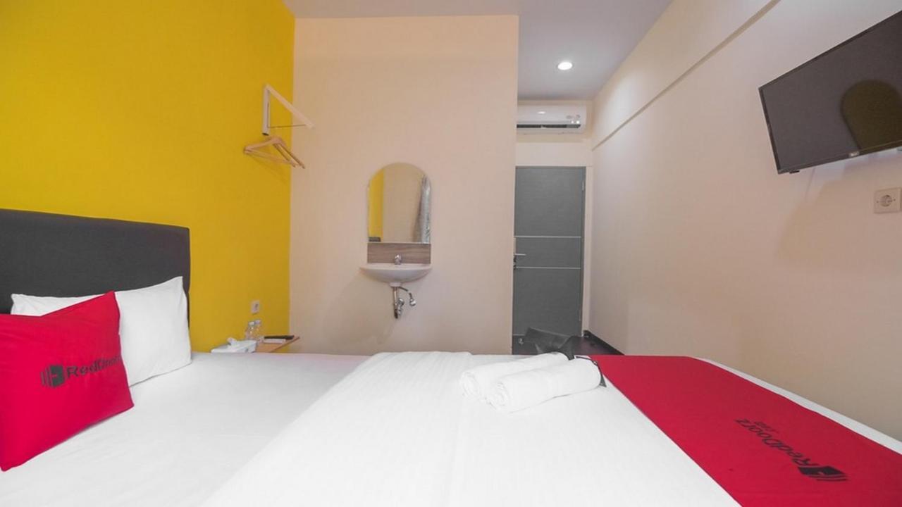 Отель Reddoorz Near Itc Mangga Dua Джакарта Экстерьер фото