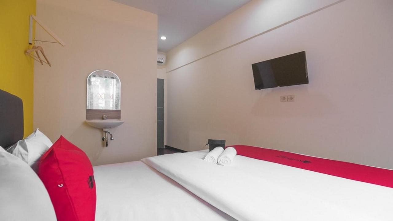 Отель Reddoorz Near Itc Mangga Dua Джакарта Экстерьер фото